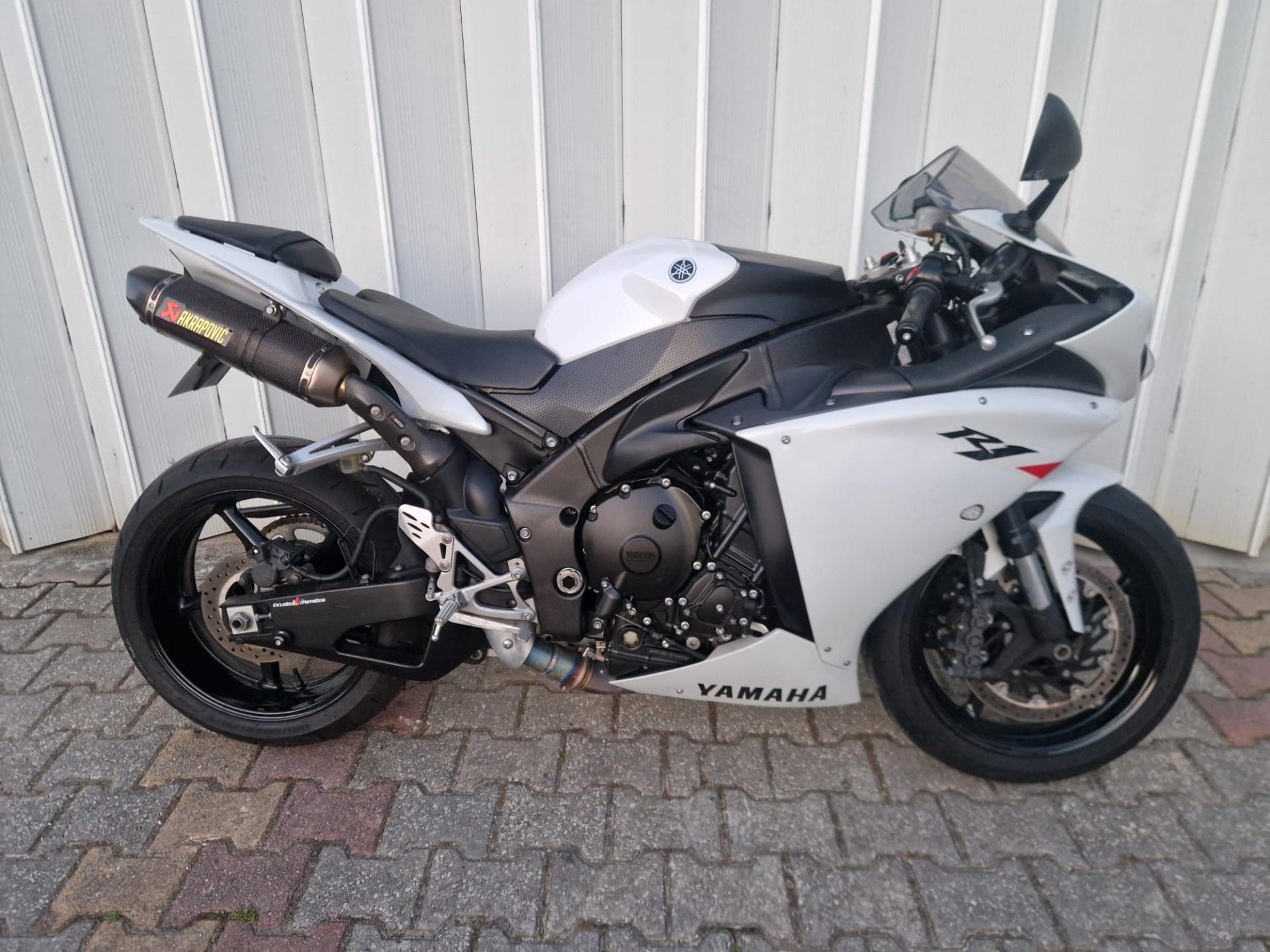 MOTO YAMAHA R1