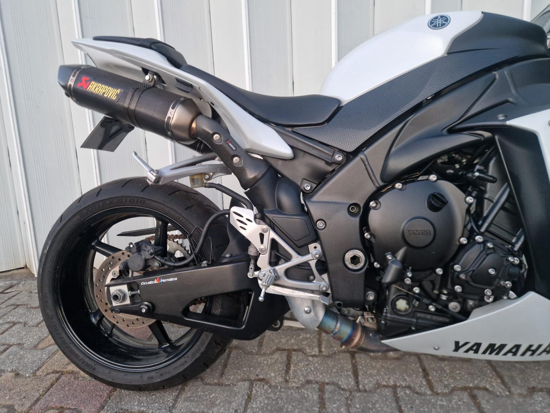 MOTO YAMAHA R1