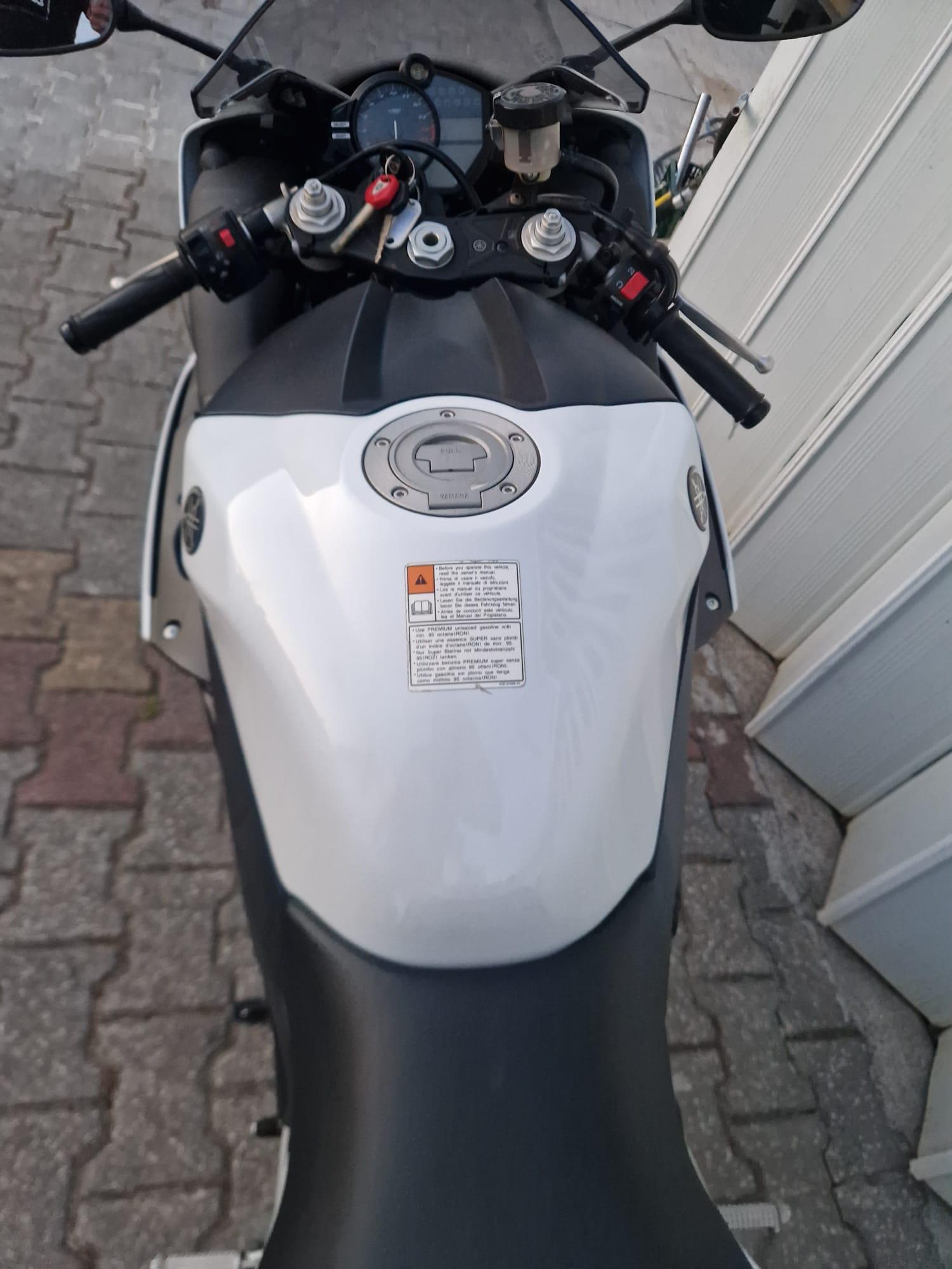 MOTO YAMAHA R1