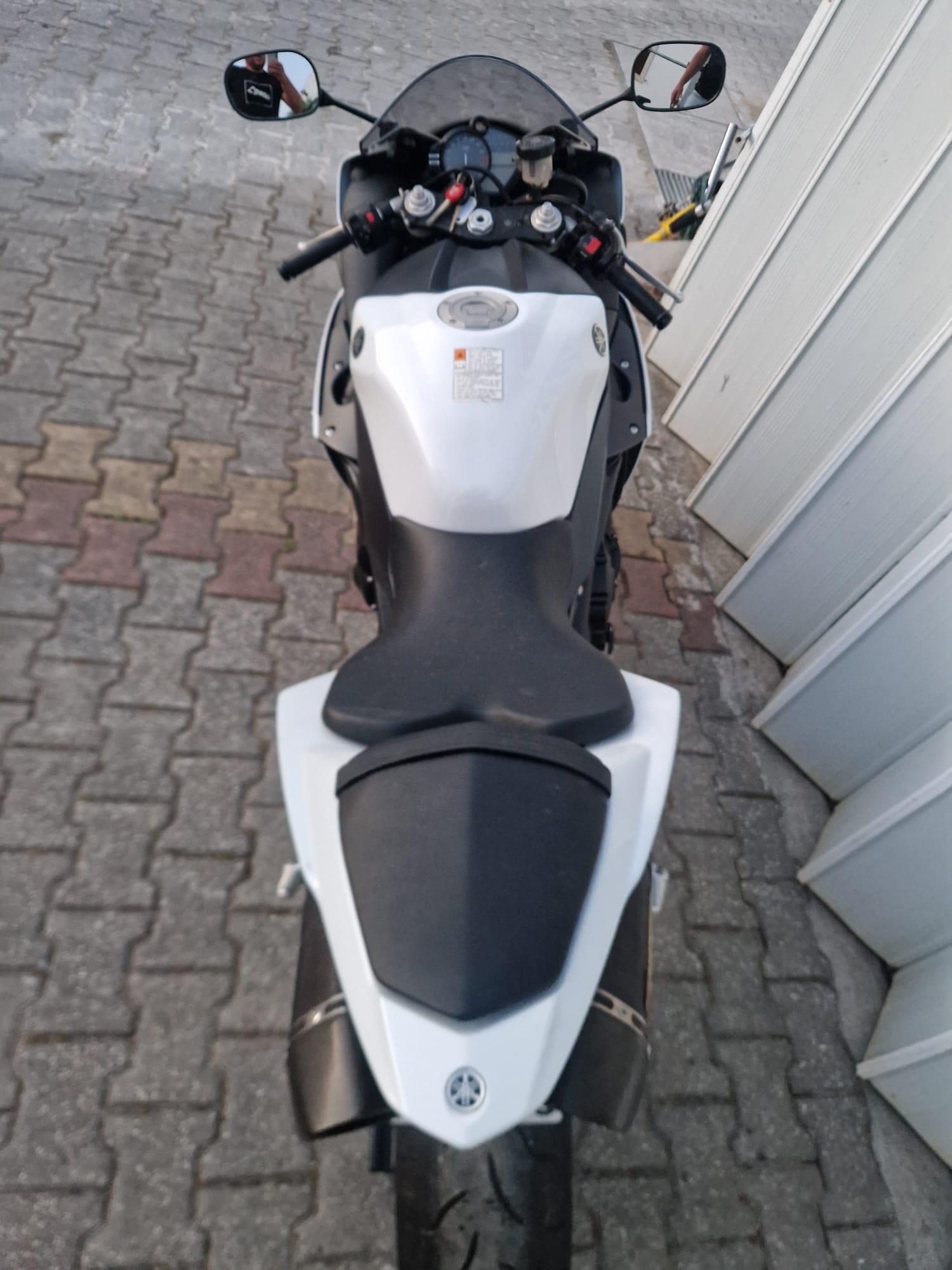 MOTO YAMAHA R1