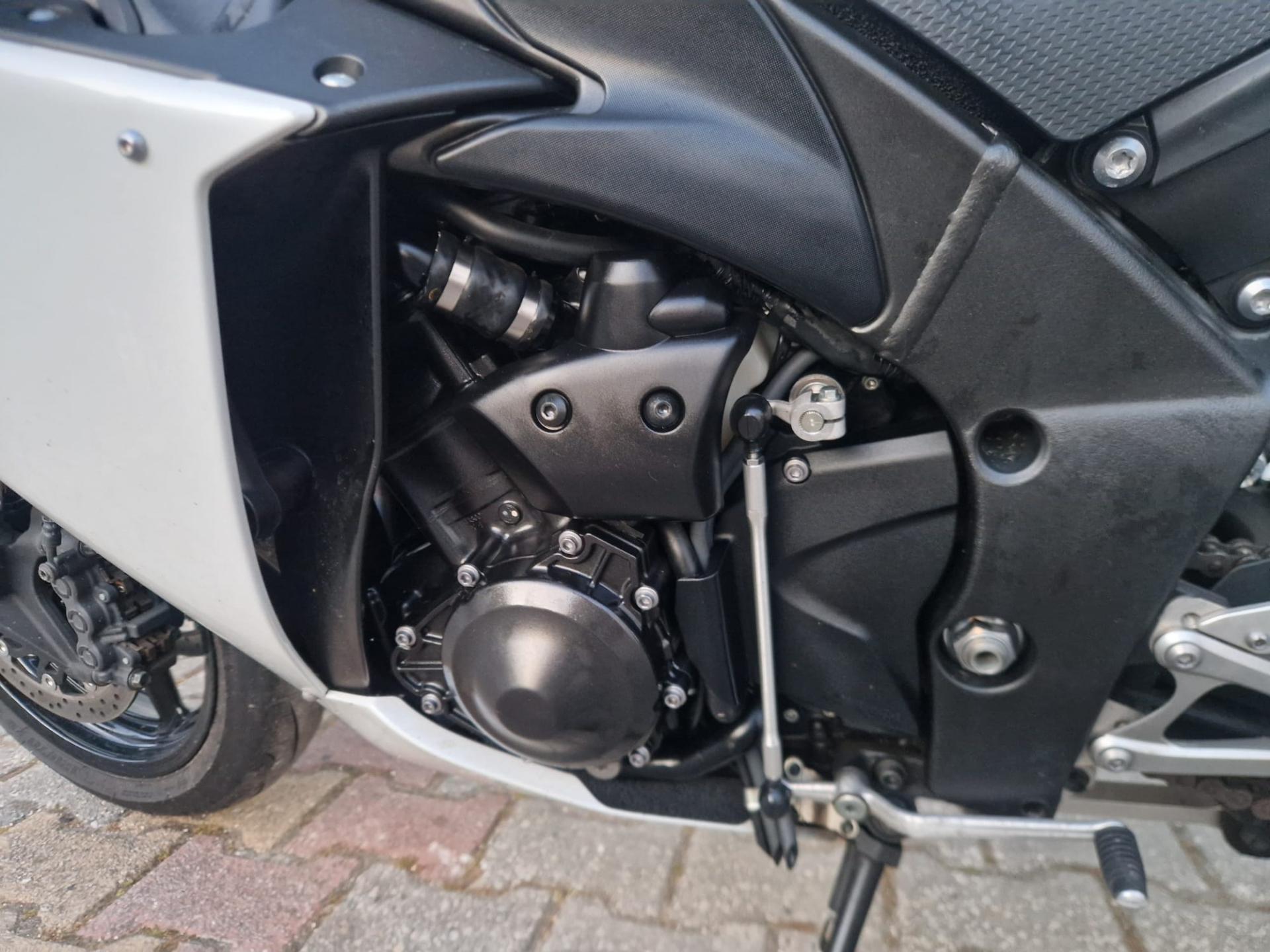 MOTO YAMAHA R1