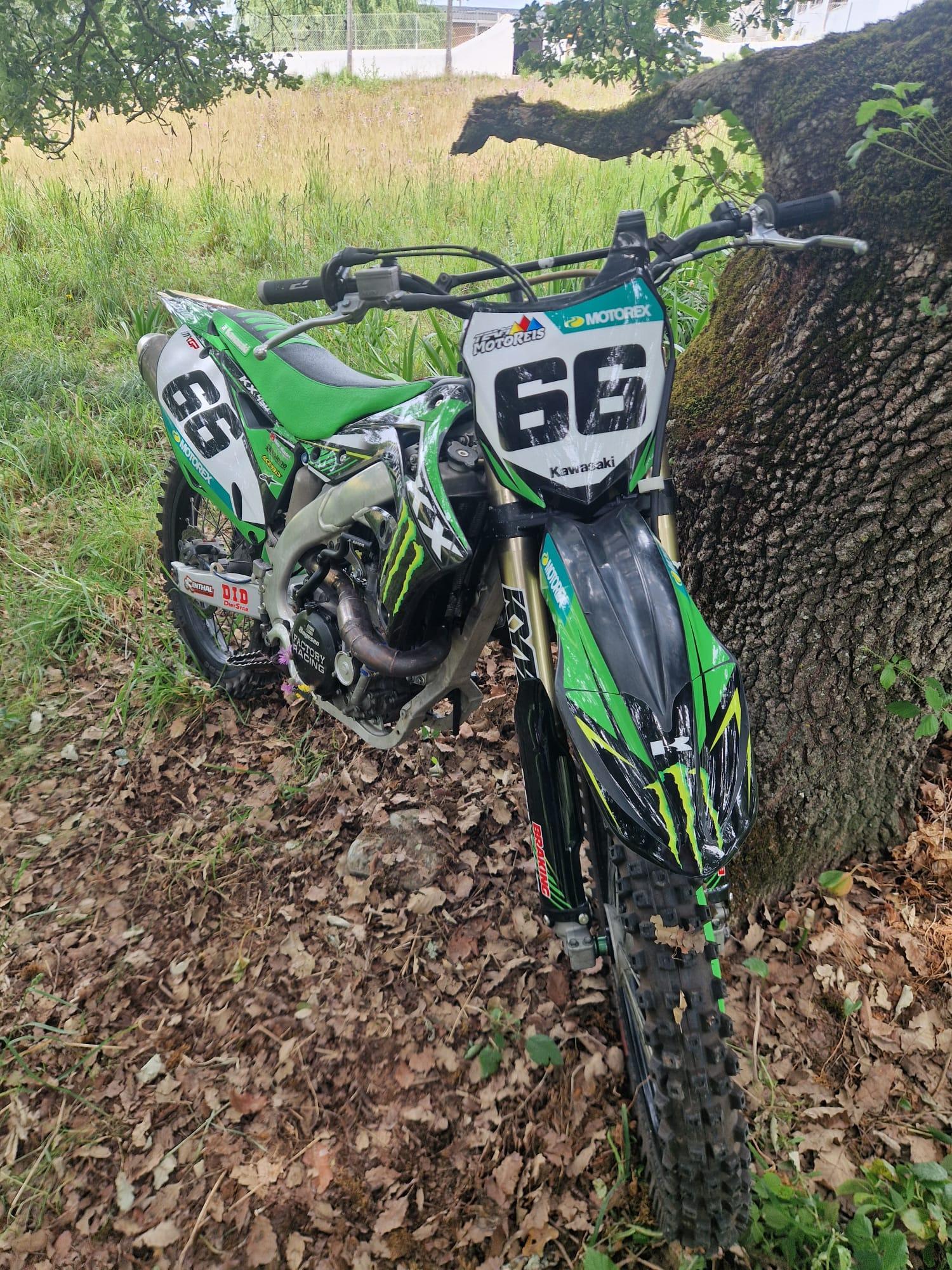 MOTO KAWASAKI KXF 450
