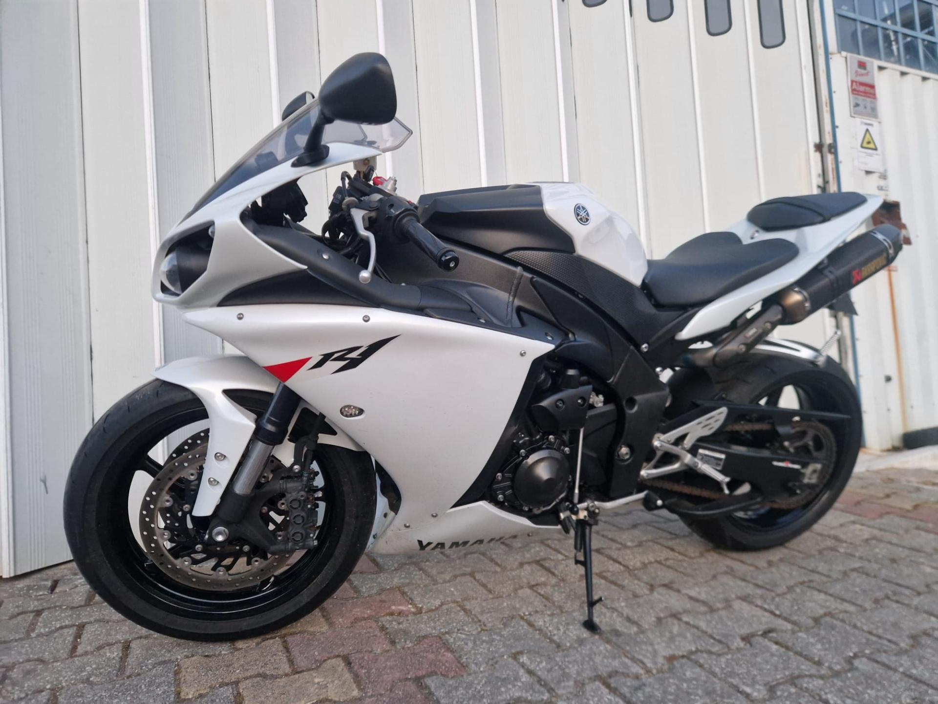 MOTO YAMAHA R1