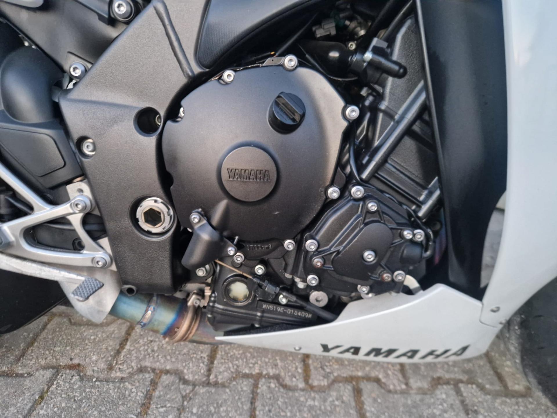 MOTO YAMAHA R1