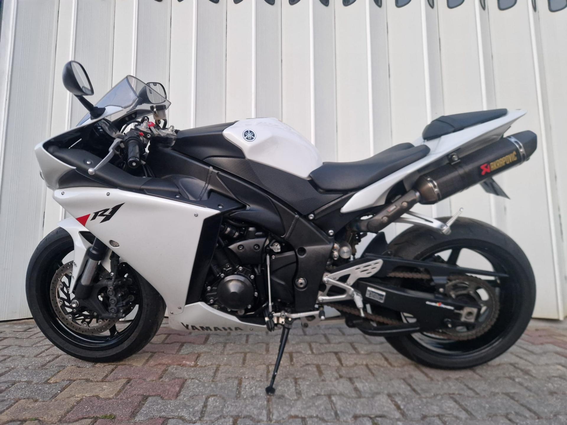 MOTO YAMAHA R1
