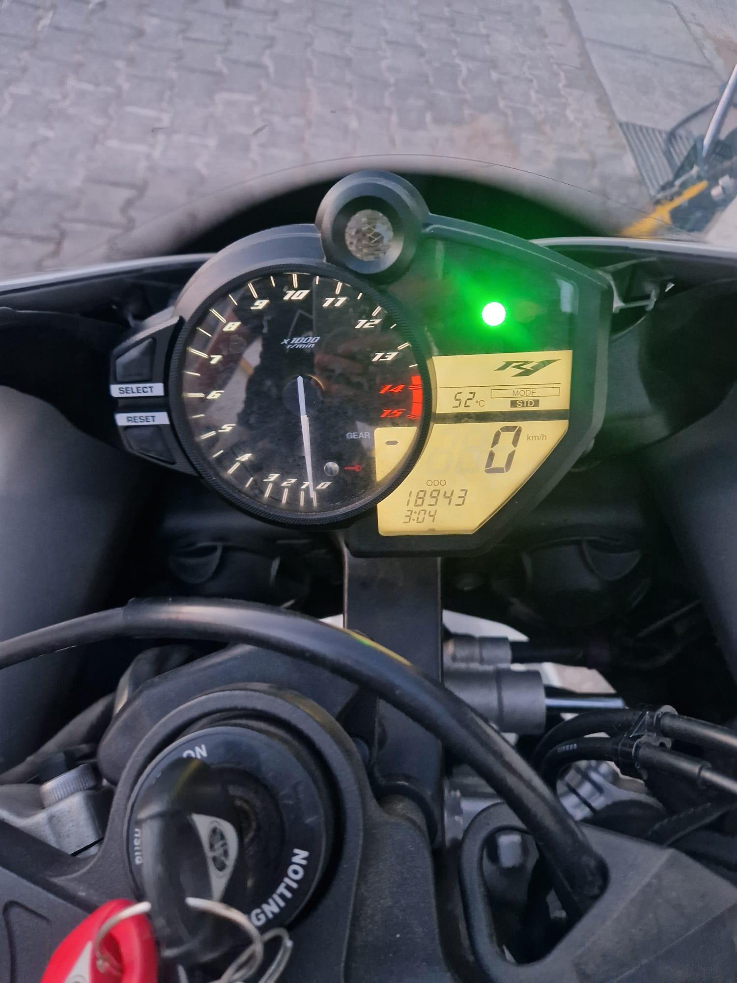 MOTO YAMAHA R1