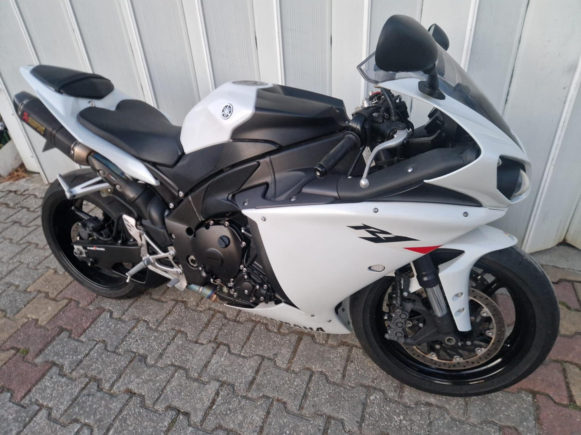 MOTO YAMAHA R1